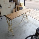 Petit table avec la base de fer forgé