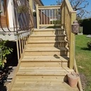 Escalier extérieur adossé à un balcon