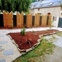 Une clôture mitoyenne en bois exotique