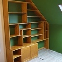 Bibliothèque sous pente & banquette-lit