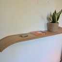 Une étagère cintrée