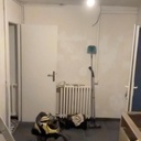 A droite porte vers l'extérieur, à gauche vers la maison