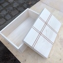 Une boîte avec des incrustations