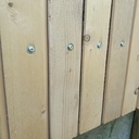 Palissade en planches de coffrage toutes fraîches