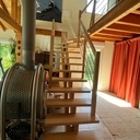 Un premier escalier avec rambarde et garde corps