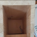 le piton pour attacher au mur est au fond