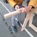 De simples échasses avec de simples Corn Hole