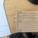 Les trois tiroirs sont assemblés à queues d'aronde non débouchantes.