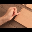 Il préfère travailler le bois à la main ...