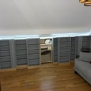 La quatrième porte ouverte et l'éclairage led du placard activé