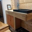 Petit meuble lave-main dans les WC