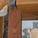 Emboîtement des étagères dans les montants.