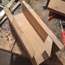 Distributeur croquettes pour chat en chêne.