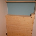 Une tête de lit et son étagère lumineuse