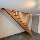 Escalier droit en chêne massif avec claustra et garde-corps