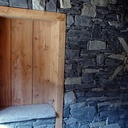 Montée d'escalier avec mélange de bois et pierre