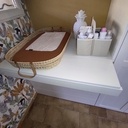 Chambre d'enfants avec table à langer escamotable