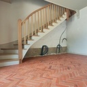 Escalier à l’anglaise à une volée droite balancée en pied et en tête.