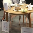 Table ronde à trois pieds