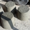 Plots en béton (1€ le seau de maçon, ça fait l'affaire)