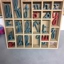 un alphabet aux couleurs type montessori