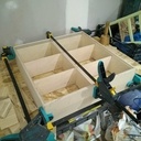 les joies du collage... le maillet a était nécessaire pour rentrer les étagères en cp 9mm dans les rainures en 9mm...