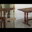 Table "tréteaux" à bords vifs en noyer américain