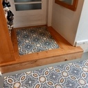 Comment habiller une entrée carrelée où rien n'est droit