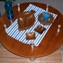 Petit table avec 5 bouteilles