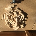 Tourillons, chevilles et manche à outil.