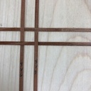 Une boîte avec des incrustations