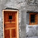 Porte d'entrée d'une vieille maison en mélèze