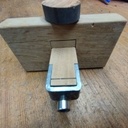 Vue des plaques de serrage de la pointe et de la tige du trusquin