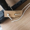 Tendeur de cordelette pour maintenir un tuyau d'aspirateur