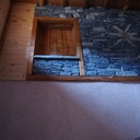 Montée d'escalier avec mélange de bois et pierre