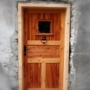 Porte d'entrée d'une vieille maison en mélèze