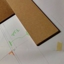 on peut remarquer la petite ouverture en triangle le long de la ligne d'emprunt