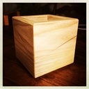 Pot à crayons, frêne et fil de cuivre.