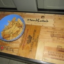 Table de cuisine avec caisses de vin