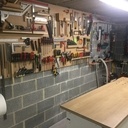 Etabli et panneaux de rangement de l'outillage à main.