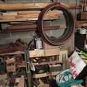 A droite de l'établi : étagère à outils et stock de bois long