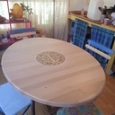 Table bois massif et inclusion de motif résiné