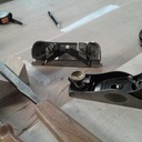 Deux outils indispensables : le Stanley 79 pour faciliter l'insertion des panneaux avec mise à mollet dans la rainure des montants et traverses, ainsi que le rabot 60 1/2 à recaler. Son angle à 12° permet d'agir en bois de bout !!!