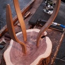 Table de chevet en Acacia rouge et pieds cintrés en Acajou