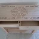 Console avec gravure réalisée à la défonceuse