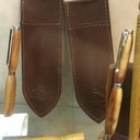 je  fournis mes stylos avec leur étui en cuir.