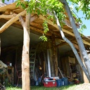 Kerport, auvent, en charpente ancestrale en chataignier des cevennes partiellement récupéré