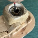 Chat jouant à la balle