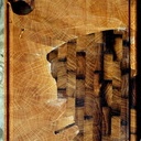 Billot en bois debout. Corto Maltese