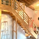 ESCALIER AVEC RAMBARDE EN HEVEA